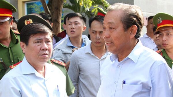 Ông Trương Hòa Bình (phải) kiểm tra công tác khắc phục hậu quả tại chung cư Carina. - Sputnik Việt Nam