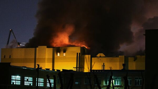 Massive fire in a trade center in Russian city of Kemerovo - Sputnik Việt Nam