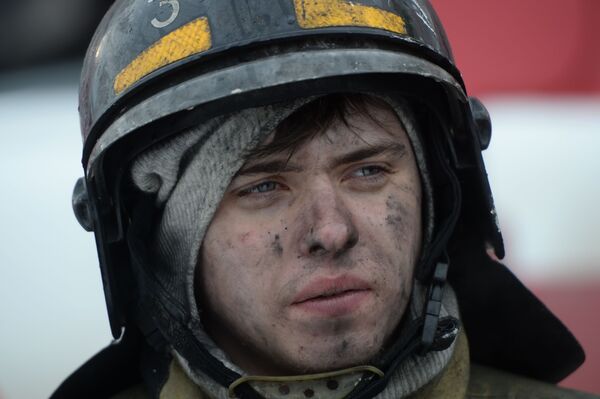 Các nhân viên đội cứu hỏa của Bộ Tình trạng khẩn cấp đang dập lửa ở Trung tâm mua sắm Zimnyaya vishnya tại  Kemerovo - Sputnik Việt Nam
