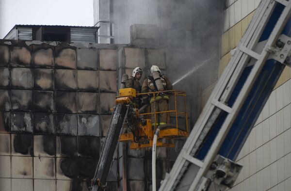 Các nhân viên đội cứu hỏa của Bộ Tình trạng khẩn cấp đang dập lửa ở Trung tâm mua sắm Zimnyaya vishnya tại Kemerovo - Sputnik Việt Nam