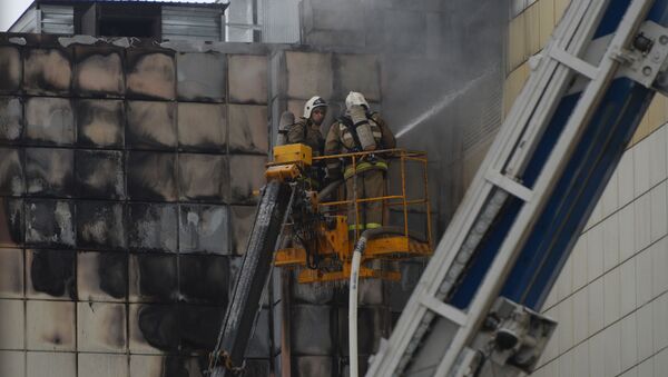 Сотрудники пожарной охраны МЧС во время тушения пожара в торговом центре «Зимняя вишня» в Кемерово - Sputnik Việt Nam
