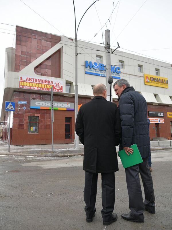 Tổng thống Liên bang Nga Vladimir Putin và đặc phái viên tổng thống Vùng Liên bang Siberia Sergei Menyailo tại trung tâm thương mại Zimnyaya vishnya, Kemerovo, nơi xẩy ra hỏa hoạn - Sputnik Việt Nam