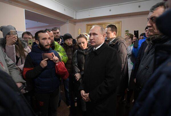 Tổng thống Liên bang Nga Vladimir Putin gặp cư dân Kemerovo và người thân của những nạn nhân mất tích trong vụ cháy ở trung tâm thương mại và giải trí  Zimnyaya vishnya  - Sputnik Việt Nam