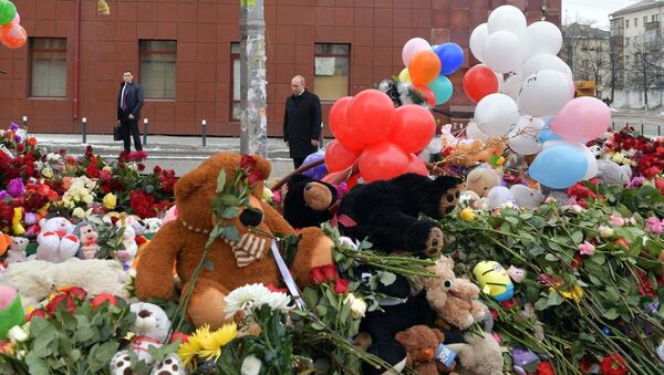 Tổng thống Nga Vladimir Putin đặt hoa tại nơi tưởng niệm tự phát tại trung tâm thương mại Zimnyaya vishnya, Kemerovo, nơi xẩy ra trận hỏa hoạn - Sputnik Việt Nam