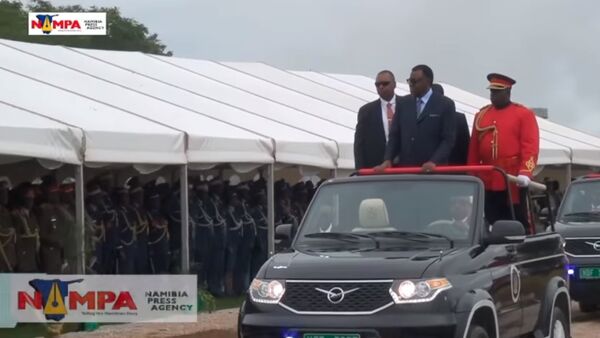 Tổng thống Namibia duyệt binh Ngày Độc lập trên chiếc UAZ Patriot mui trần (Video) - Sputnik Việt Nam