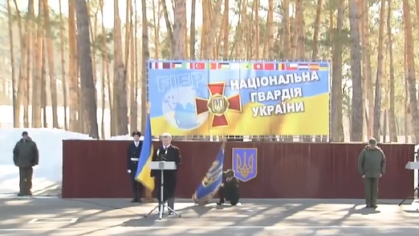 Người lính Ukraina ngất đi trong khi Poroshenko phát biểu (Video) - Sputnik Việt Nam