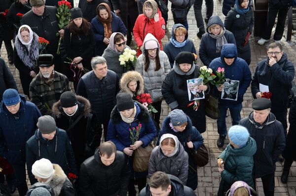 Cư dân thành phố trong buổi lễ tưởng niệm nạn nhân vụ hỏa hoạn ở trung tâm thương mại- giải trí Zimnyaya vishnya trong nhà thờ Thiên Chúa Ba Ngôi ở Kemerovo. - Sputnik Việt Nam