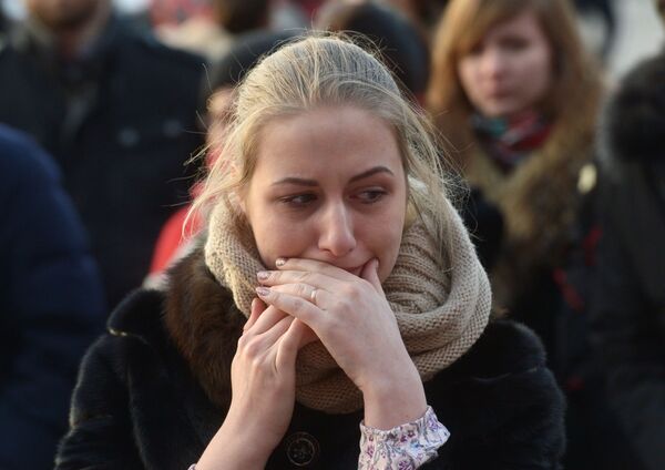 Cô gái tại nơi tưởng niệm trên Quảng trường Manezhnaya ở Moskva tưởng nhớ nạn nhân tử vong vụ hỏa hoạn tại trung tâm thương mại- giải trí Zimnyaya vishnya ở Kemerovo. - Sputnik Việt Nam