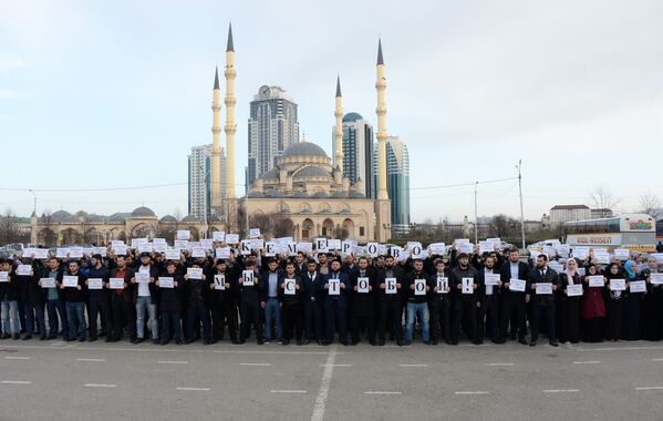 Đại diện của các tổ chức công cộng và thanh thiếu niên của nước Cộng hoà Chechnya tham gia mit tinh tưởng niệm nạn nhân tử vong trong vụ cháy trung tâm thương mại- giải trí Zimnyaya vishnya ở Kemerovo. - Sputnik Việt Nam