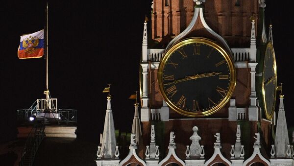 Quốc kỳ Liên bang Nga rủ trên tòa nhà Thượng viện tại điện Kremlin để tưởng nhớ những người thiệt mạng trong  vụ cháy trung tâm thương mại- giải trí Zimnyaya vishnya ở Kemerovo. - Sputnik Việt Nam