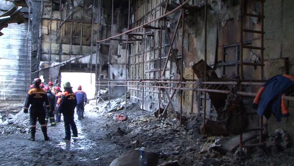 Nhân viên Bộ tình trạng khẩn cấp sau trận hỏa hoạn ở trung tâm thương mại Zimnyaya vishnya, Kemerovo. - Sputnik Việt Nam