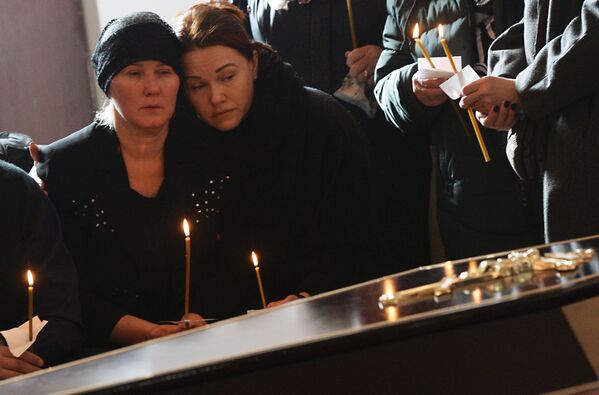 Người dân thành phố trong buổi lễ tưởng niệm nạn nhân vụ hỏa hoạn ở trung tâm thương mại- giải trí Zimnyaya vishnya trong nhà thờ Thiên Chúa Ba Ngôi ở Kemerovo. - Sputnik Việt Nam