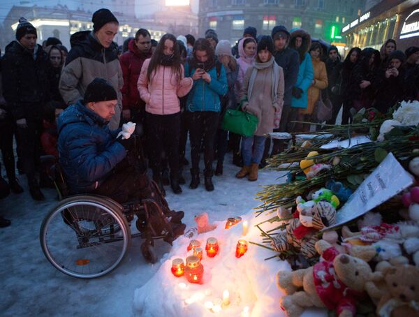 Người dân đặt hoa và đồ chơi trẻ em tại tượng đài I.S. Nikitin ở Voronezh tưởng nhớ những người thiệt mạng ở trung tâm thương mại Zimnyaya vishnya, Kemerovo. - Sputnik Việt Nam