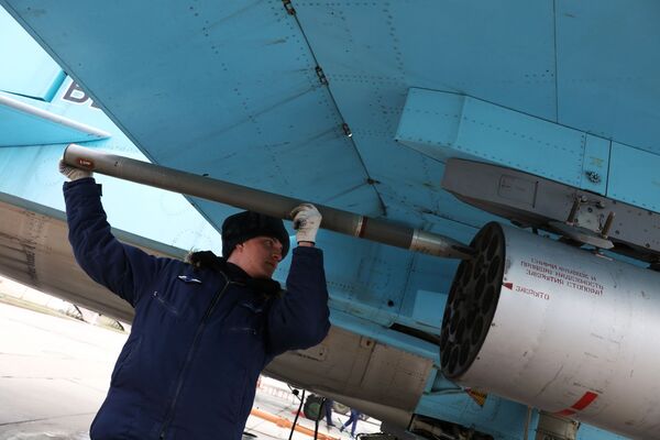Chuyển đạn vào máy bay ném bom tiền tuyến Su-34. - Sputnik Việt Nam