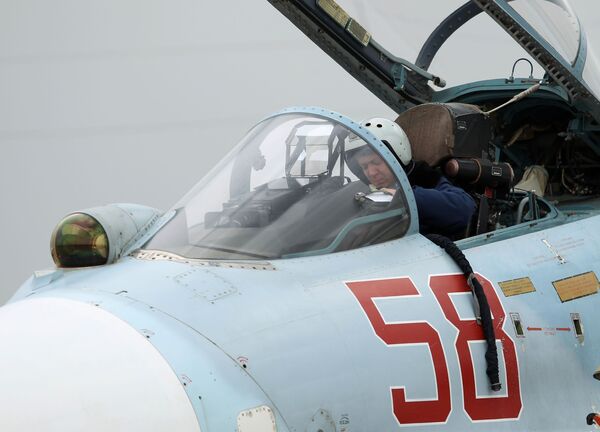 Phi công trong buồng lái của Su-27 trước khi cất cánh. - Sputnik Việt Nam