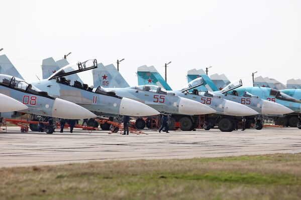 Máy bay đa dụng SU-27SM và Su-30SM đang chuẩn bị cất cánh. - Sputnik Việt Nam