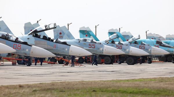 Máy bay đa dụng SU-27SM và Su-30SM đang chuẩn bị cất cánh. - Sputnik Việt Nam