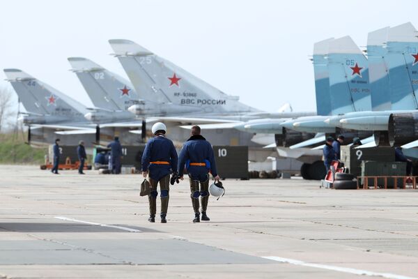 Bắt đầu công việc. Phi hành đoàn máy bay ném bom Su-24M lên phi cơ. - Sputnik Việt Nam