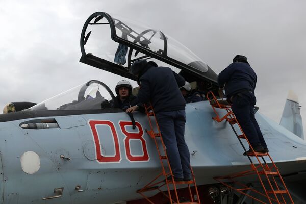 Phi hành đoàn của máy bay tiêm kích đa năng Su-30SM trước khi cất cánh - Sputnik Việt Nam