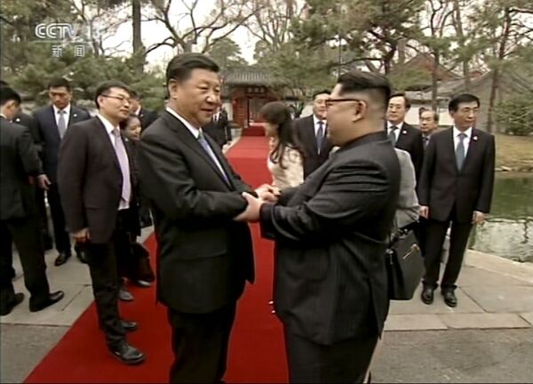 Chủ tịch CHND Trung Hoa Tập Cận Bình và lãnh đạo CHDCND Triều Tiên Kim Jong Un tại Bắc Kinh - Sputnik Việt Nam