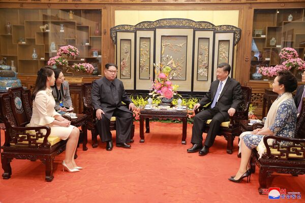 Chủ tịch Tập Cận Bình và lãnh đạo Triều Tiên Kim Jong Un cùng phu nhân tại Bắc Kinh - Sputnik Việt Nam