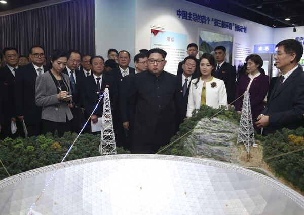 Lãnh đạo CHDCND Triều Tiên Kim Jong Un và phu nhân Ri Sol-ju thăm triển lãm tại Học viện Khoa học Trung Quốc - Sputnik Việt Nam