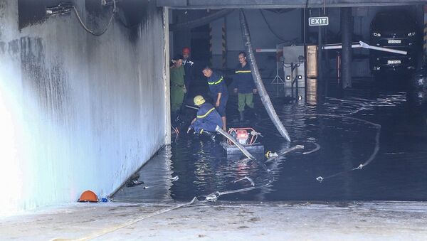 Một đại uý Cảnh sát PCCC quận 8 đã bị tạm ngưng công tác để điều tra sau vụ cháy chung cư Carina Plaza khiến 13 người chết. - Sputnik Việt Nam