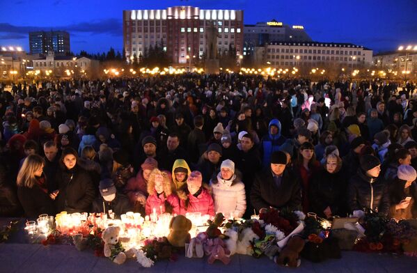 Hành động trên Quảng trường Lenin tại Chita tưởng niệm những người thiệt mạng trong trung tâm thương mại- giải trí Zimnyaya vishnya ở Kemerovo. - Sputnik Việt Nam