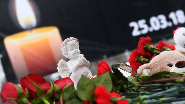 Hành động tại Kazan tưởng niệm những người thiệt mạng trong trung tâm thương mại- giải trí Zimnyaya vishnya ở Kemerovo. - Sputnik Việt Nam