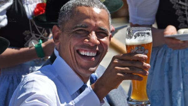 Tổng thống Mỹ Obama đang cầm cốc bia trong bữa sáng, trước giờ họp hội nghị thượng đỉnh G7 ở Đức - Sputnik Việt Nam