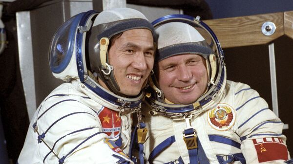 Các thành viên phi hành đoàn tàu vũ trụ Soyuz-37, Viktor Gorbatko hai lần Anh hùng Liên Xô (bên phải) và Anh hùng Việt Nam Phạm Tuân tại Trung tâm đào tạo phi hành gia Gagarin. - Sputnik Việt Nam