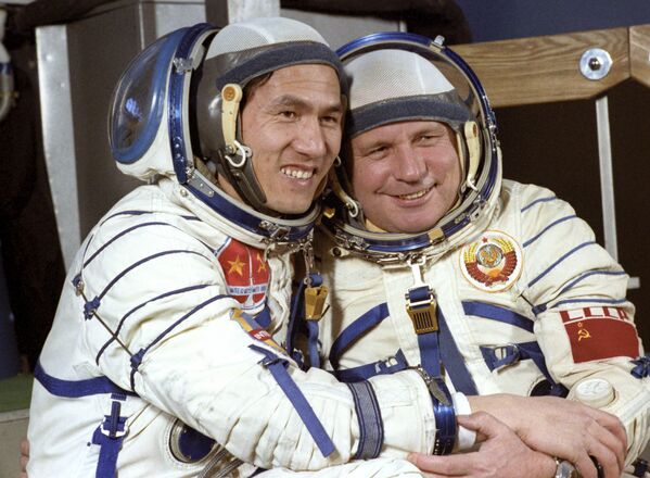 Các thành viên phi hành đoàn tàu vũ trụ Soyuz-37, Viktor Gorbatko hai lần Anh hùng Liên Xô (bên phải) và Anh hùng Việt Nam Phạm Tuấn tại Trung tâm đào tạo phi hành gia Gagarin. - Sputnik Việt Nam