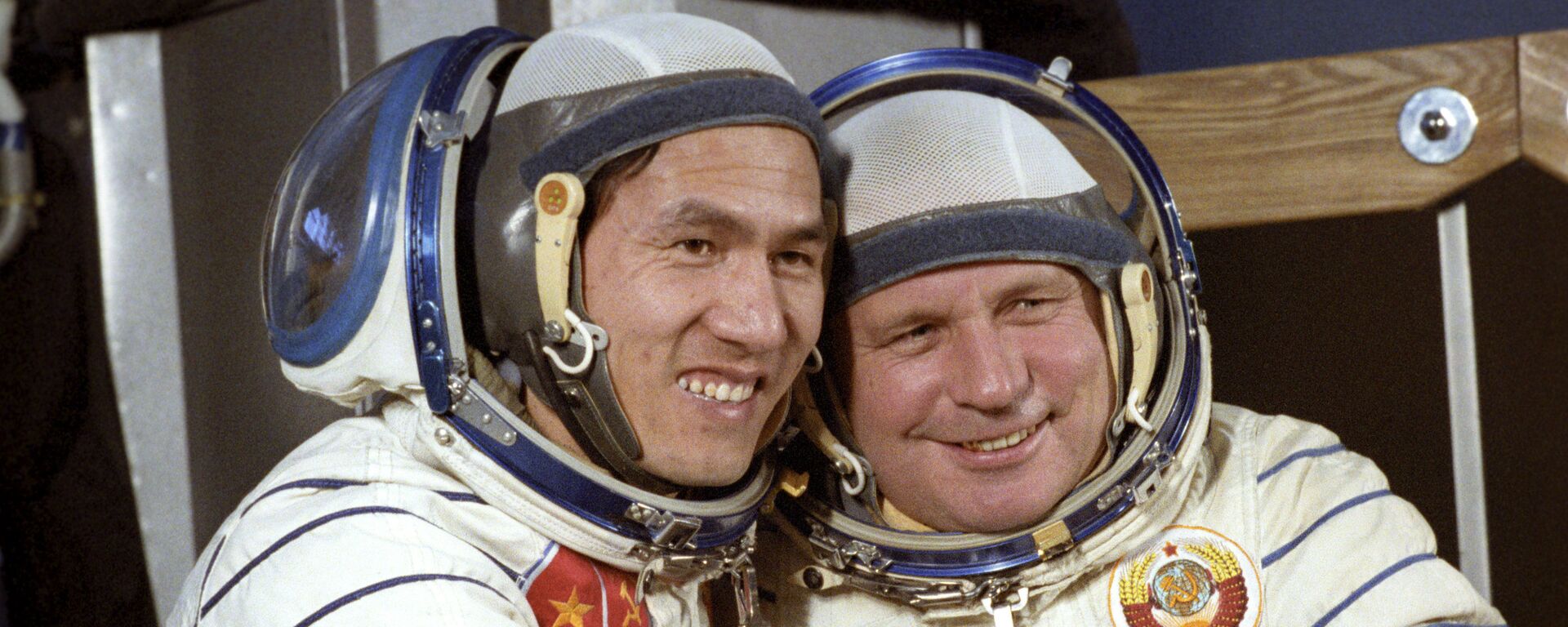 Các thành viên phi hành đoàn tàu vũ trụ Soyuz-37, Viktor Gorbatko hai lần Anh hùng Liên Xô (bên phải) và Anh hùng Việt Nam Phạm Tuấn tại Trung tâm đào tạo phi hành gia Gagarin. - Sputnik Việt Nam, 1920, 12.04.2023