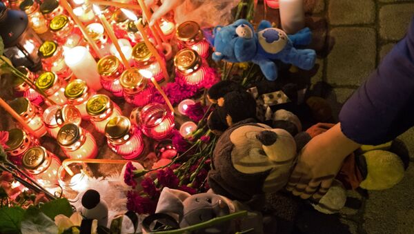 Người dân đặt hoa và đồ chơi trẻ em tưởng nhớ những người thiệt mạng ở trung tâm thương mại Zimnyaya vishnya, Kemerovo. - Sputnik Việt Nam