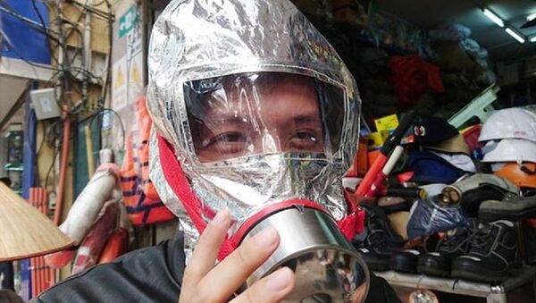 Một người dân đang thử mặt nạ chống khói trên phố Yết Kiêu. - Sputnik Việt Nam