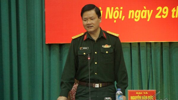 Đại tá Nguyễn Văn Đức - Phụ trách Cục trưởng Cục Tuyên huấn thông tin tại họp báo - Sputnik Việt Nam