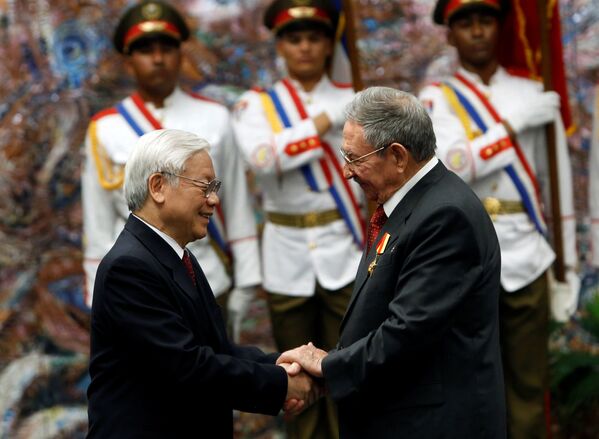 Tổng Bí thư Nguyễn Phú Trọng tặng Chủ tịch Raul Castro Ruz Huân chương Sao vàng - Sputnik Việt Nam