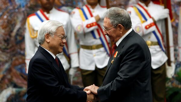 Tổng Bí thư Nguyễn Phú Trọng tặng Chủ tịch Raul Castro Ruz Huân chương Sao vàng - Sputnik Việt Nam