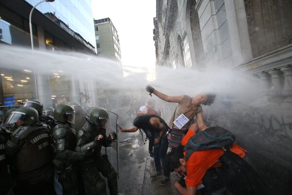 Cuộc đụng độ giữa sinh viên với cảnh sát trong cuộc biểu tình ở Santiago, Chile - Sputnik Việt Nam