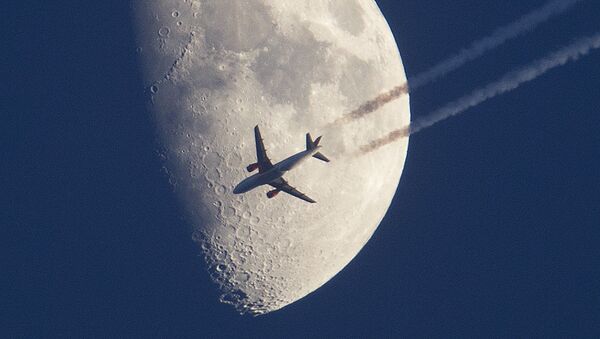 Phi cơ bay trên nền mặt trăng ở Frankfurt, Đức - Sputnik Việt Nam