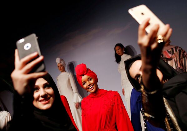 Những người phụ nữ chụp ảnh tự sướng với người mẫu nổi tiếng Halima Aden, tại buổi giới thiệu bộ sưu tập của nhà thiết kế Thổ Nhĩ Kỳ Raşit Tuần Bagzibagli, trong Tuần lễ thời trang Istanbul - Sputnik Việt Nam