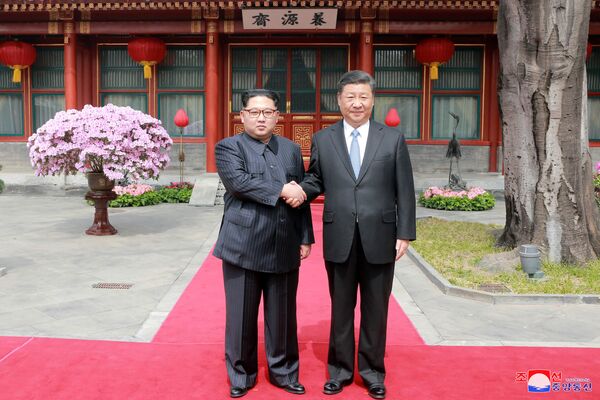 Nhà lãnh đạo Bắc Triều Tiên Kim Jong-un và Chủ tịch Trung Quốc Tập Cận Bình ở Bắc Kinh - Sputnik Việt Nam