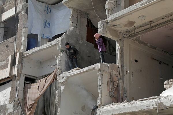 Trẻ em chơi trong tòa nhà đổ nát ở Douma, Syria - Sputnik Việt Nam