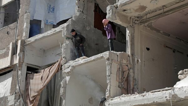 Trẻ em chơi trong tòa nhà đổ nát ở Douma, Syria - Sputnik Việt Nam