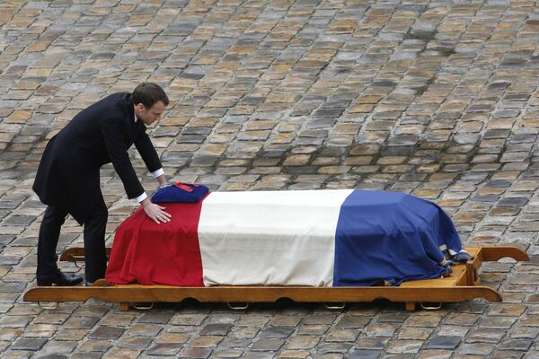 Tổng thống Pháp Emmanuel Macron trong lễ tang Trung tá lực lượng hiến binh Arno Beltrame, hy sinh cứu con tin trong cuộc tấn công ở miền Nam nước Pháp. - Sputnik Việt Nam