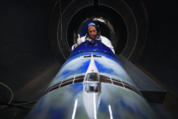 Phi công Thụy Sỹ Rafael Domjan trong bộ trang phục bay do Viện nghiên cứu Zvezda của Nga chế tạo - Sputnik Việt Nam