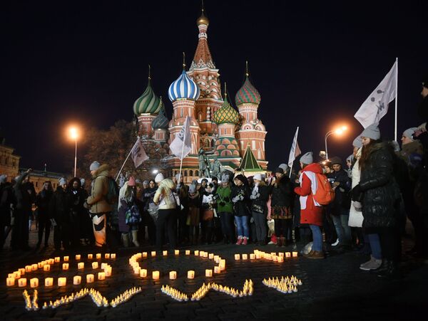 Người dân thủ đô Nga trong Giờ trái đất-2018 trên Quảng trường Đỏ ở Moskva - Sputnik Việt Nam