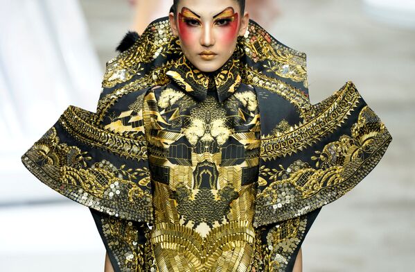 Người mẫu trong chương trình show trang điểm trong khuôn khổ Tuần lễ thời trang Trung Quốc ở Bắc Kinh - Sputnik Việt Nam