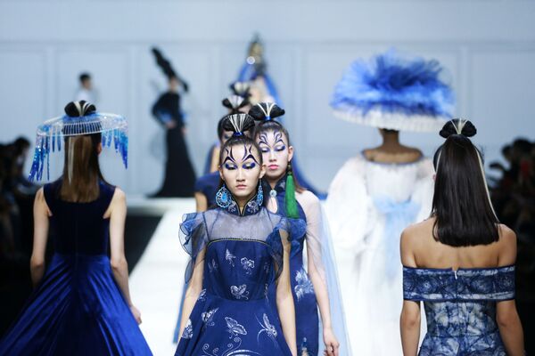Những người mẫu mặc trang phục sáng tạo của Cheng Hao tại Tuần lễ thời trang Trung Quốc ở Bắc Kinh - Sputnik Việt Nam