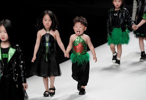 Những người mẫu trẻ em trình bày bộ sưu tập của nhà thiết kế Sun Haitao tại Tuần lễ Thời trang ở Bắc Kinh, Trung Quốc - Sputnik Việt Nam